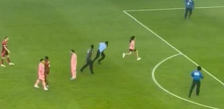 increible:-salta-al-campo-a-por-messi-y-lo-imita-para-escaparse-del-‘segurata’