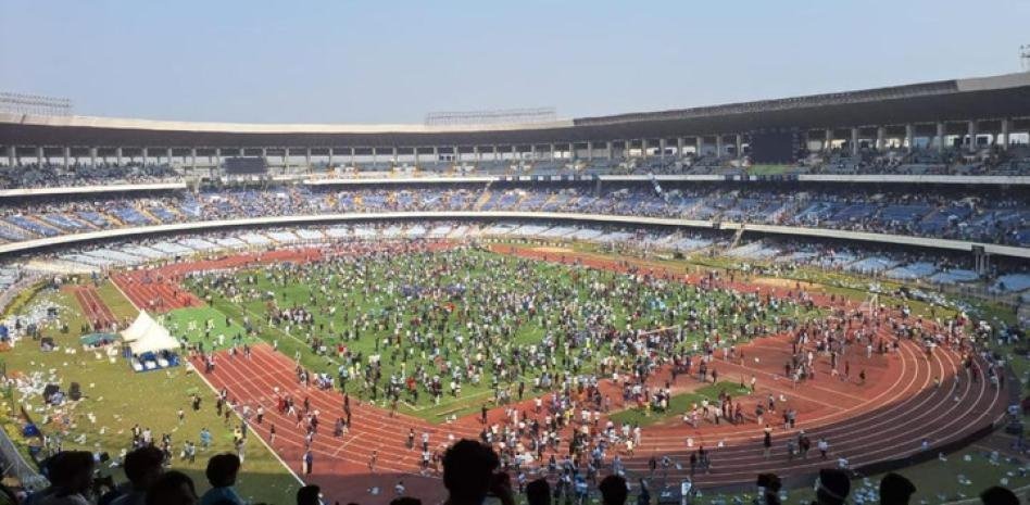 caos-total-en-calcuta-con-messi:-los-hinchas-arrancan-asientos,-los-lanzan-al-campo-y-se-desatan-las-protestas