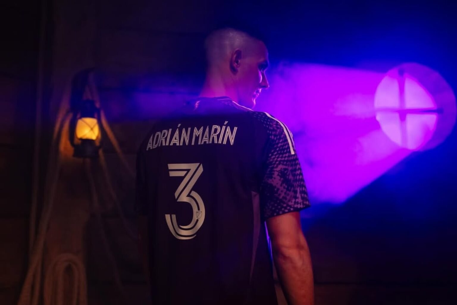 Adrián Marín busca realizar seu sonho americano com o desafio de enfrentar Messi